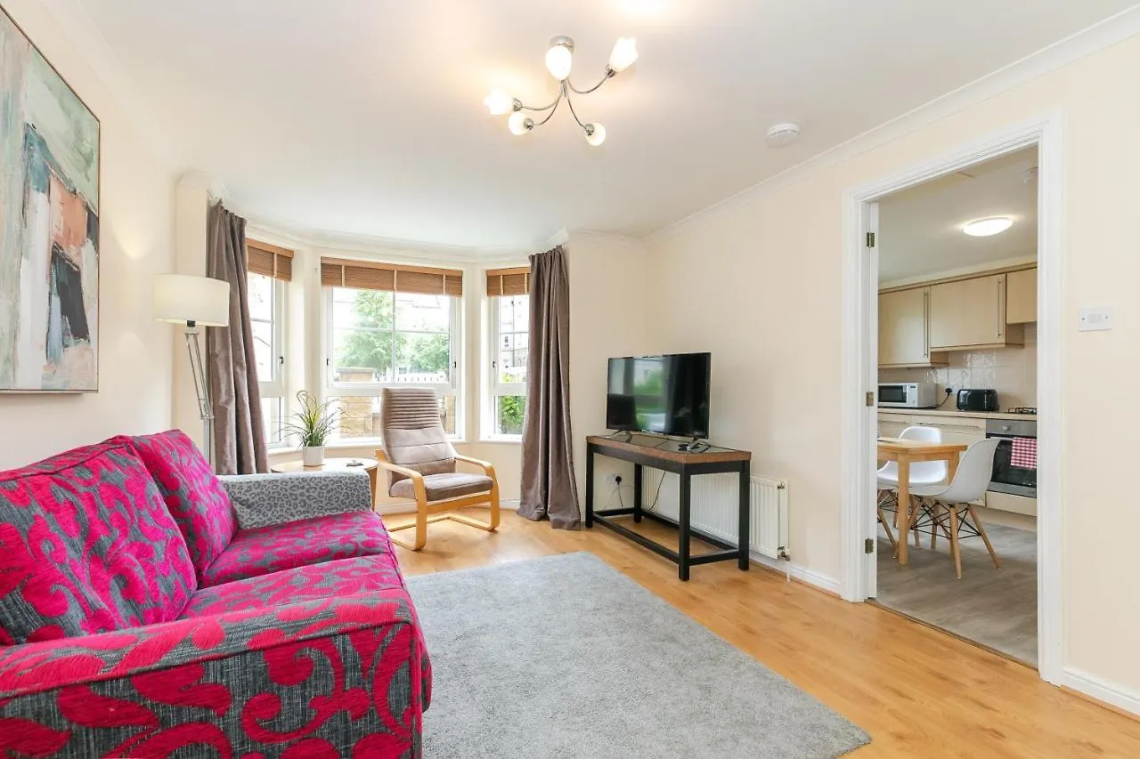 Dicksonfield Quiet Central Family Apartment With Parking Edimburgo 0*,  Reino Unido