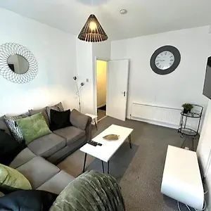  Apartment Spacious Two Bedroom Flat In United Kingdom