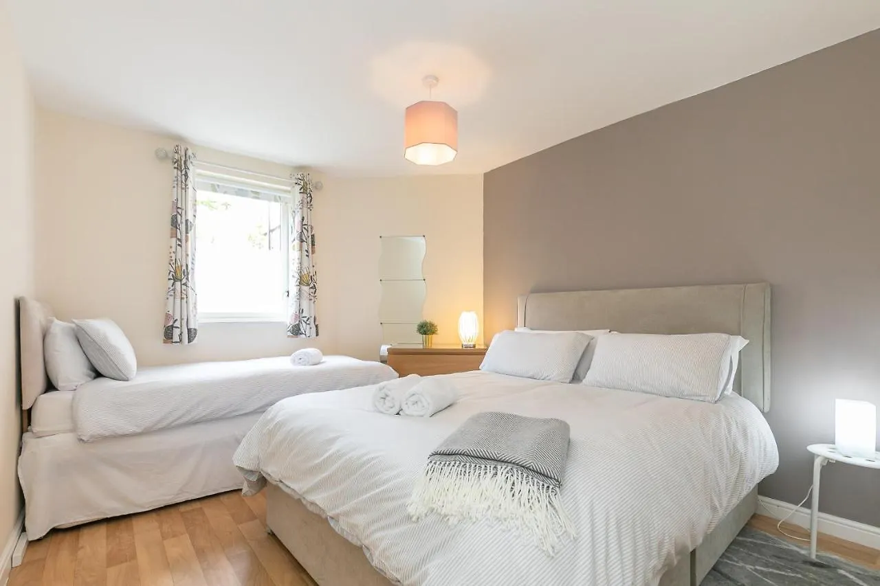 Dicksonfield Quiet Central Family Apartment With Parking