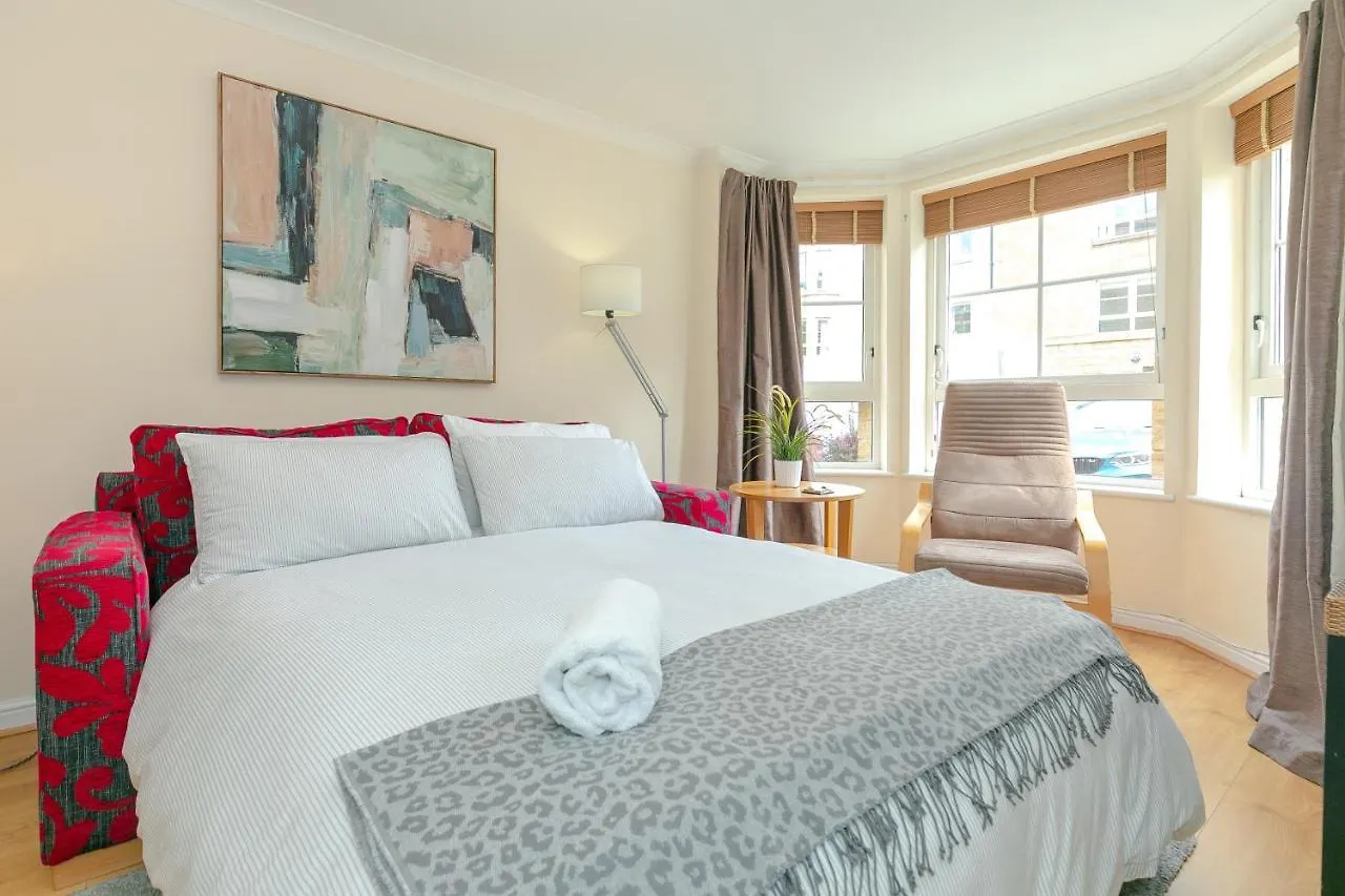 Dicksonfield Quiet Central Family Apartment With Parking  Edinburgh