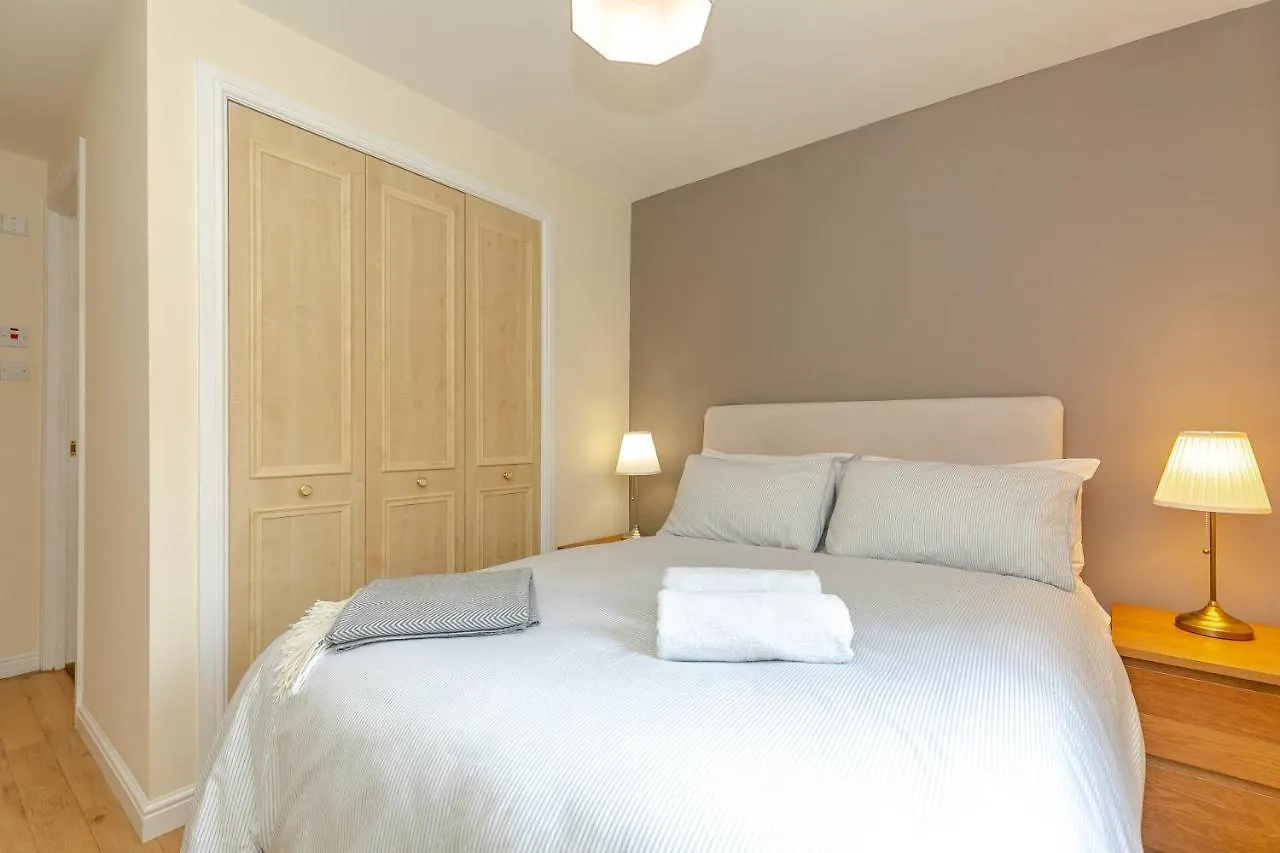 Dicksonfield Quiet Central Family Apartment With Parking 0*, Edinburgh